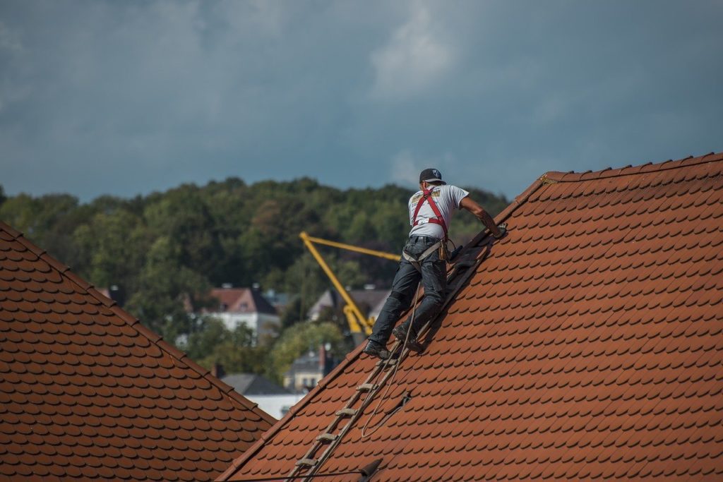 Travaux sur une toiture chambérienne
