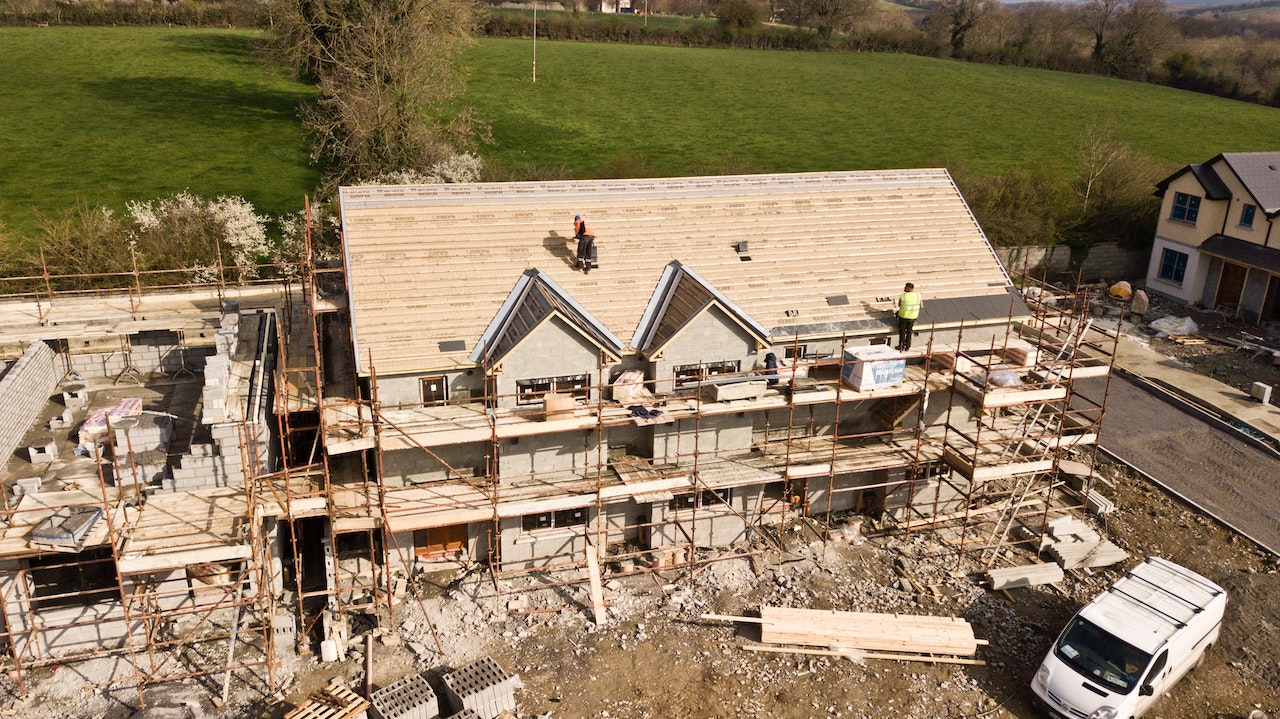 You are currently viewing Que faut-il retenir sur la construction de la toiture de sa maison ?