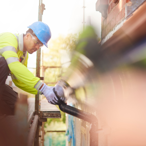 Professionnel nettoyant un chéneau sur une maison