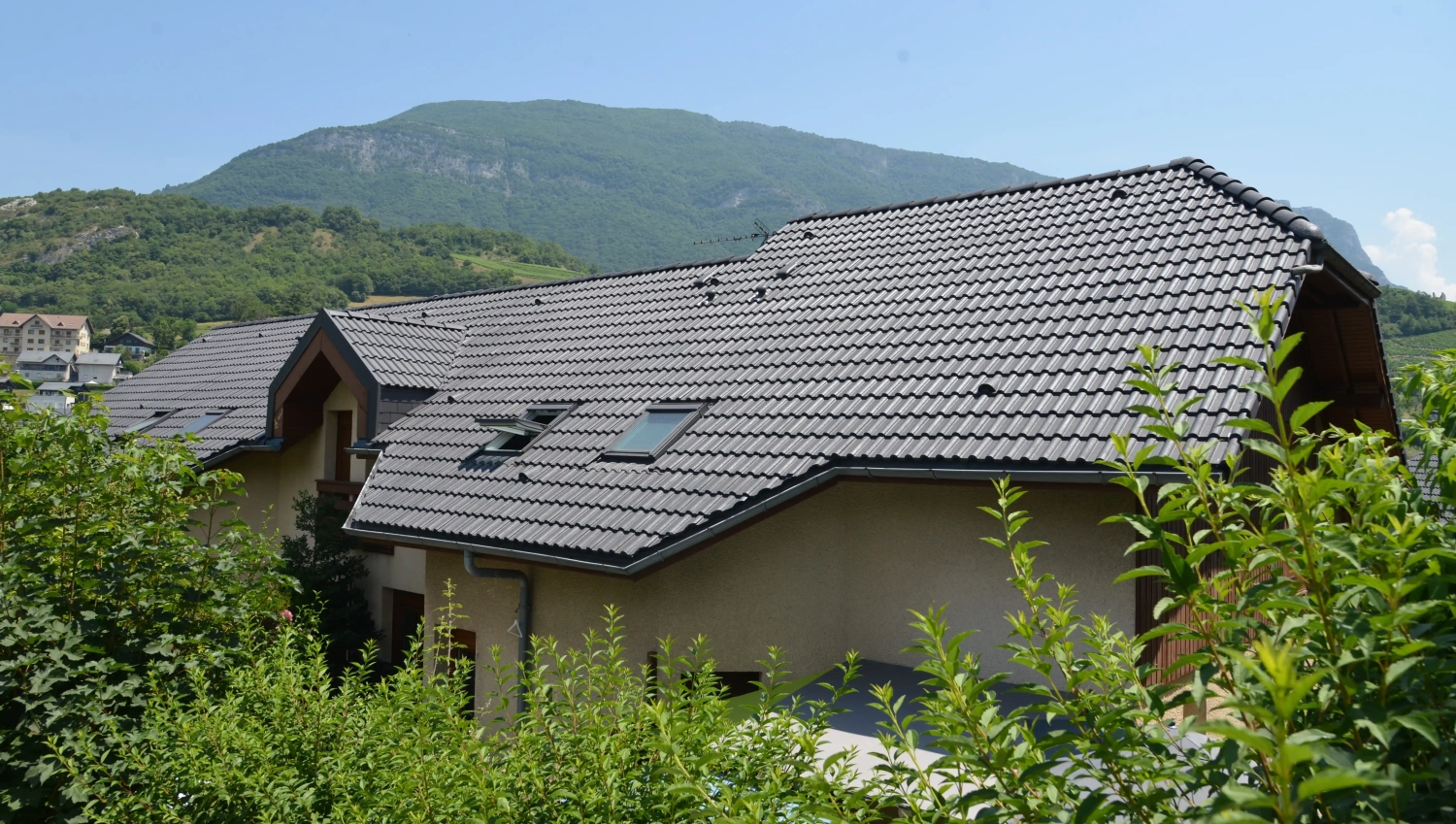 traitement-tuiles-ciment-chambery-apres